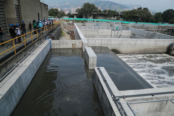 visita recorrido por la planta de tratamiento de aguas residuales San Fernando
visita recorrido por la planta de tratamiento de aguas residuales San Fernando
Marzo 15 2019
Para descargar esta fotografía en alta resolución, haga clic sobre la imagen hasta que la misma se despliegue en la pantalla completa; luego dé clic derecho y elija la opción "guardar imagen como". 
En caso de publicación por cualquier medio, solicitamos acompañarla del crédito: "Foto EPM"
Palabras clave: visita recorrido por la planta de tratamiento de aguas residuales San Fernando