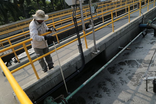 visita recorrido por la planta de tratamiento de aguas residuales San Fernando
visita recorrido por la planta de tratamiento de aguas residuales San Fernando
Marzo 15 2019
Para descargar esta fotografía en alta resolución, haga clic sobre la imagen hasta que la misma se despliegue en la pantalla completa; luego dé clic derecho y elija la opción "guardar imagen como". 
En caso de publicación por cualquier medio, solicitamos acompañarla del crédito: "Foto EPM"
Palabras clave: visita recorrido por la planta de tratamiento de aguas residuales San Fernando