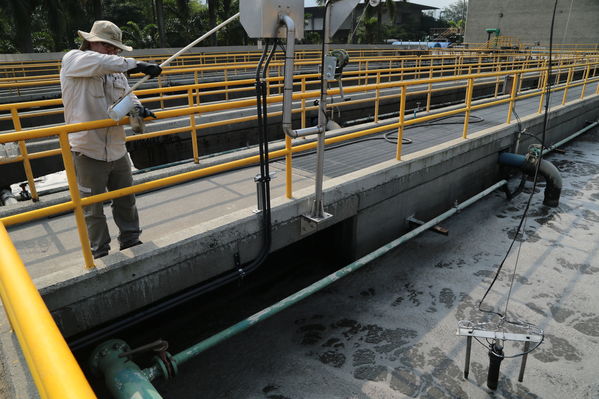 visita recorrido por la planta de tratamiento de aguas residuales San Fernando
visita recorrido por la planta de tratamiento de aguas residuales San Fernando
Marzo 15 2019
Para descargar esta fotografía en alta resolución, haga clic sobre la imagen hasta que la misma se despliegue en la pantalla completa; luego dé clic derecho y elija la opción "guardar imagen como". 
En caso de publicación por cualquier medio, solicitamos acompañarla del crédito: "Foto EPM"
Palabras clave: visita recorrido por la planta de tratamiento de aguas residuales San Fernando