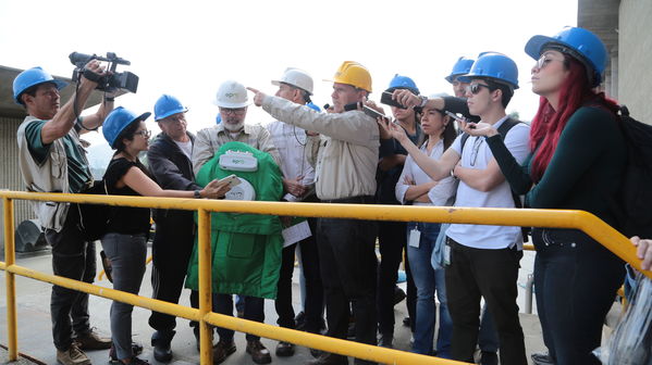 visita recorrido por la planta de tratamiento de aguas residuales San Fernando
visita recorrido por la planta de tratamiento de aguas residuales San Fernando
Marzo 15 2019
Para descargar esta fotografía en alta resolución, haga clic sobre la imagen hasta que la misma se despliegue en la pantalla completa; luego dé clic derecho y elija la opción "guardar imagen como". 
En caso de publicación por cualquier medio, solicitamos acompañarla del crédito: "Foto EPM"
Palabras clave: visita recorrido por la planta de tratamiento de aguas residuales San Fernando