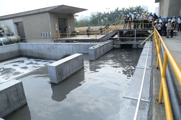 visita recorrido por la planta de tratamiento de aguas residuales San Fernando
visita recorrido por la planta de tratamiento de aguas residuales San Fernando
Marzo 15 2019
Para descargar esta fotografía en alta resolución, haga clic sobre la imagen hasta que la misma se despliegue en la pantalla completa; luego dé clic derecho y elija la opción "guardar imagen como". 
En caso de publicación por cualquier medio, solicitamos acompañarla del crédito: "Foto EPM"
Palabras clave: visita recorrido por la planta de tratamiento de aguas residuales San Fernando