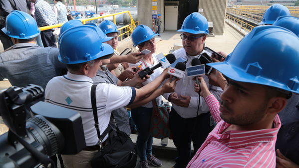 visita recorrido por la planta de tratamiento de aguas residuales San Fernando
visita recorrido por la planta de tratamiento de aguas residuales San Fernando
Marzo 15 2019
Para descargar esta fotografía en alta resolución, haga clic sobre la imagen hasta que la misma se despliegue en la pantalla completa; luego dé clic derecho y elija la opción "guardar imagen como". 
En caso de publicación por cualquier medio, solicitamos acompañarla del crédito: "Foto EPM"
Palabras clave: visita recorrido por la planta de tratamiento de aguas residuales San Fernando