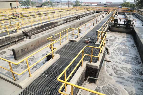 visita recorrido por la planta de tratamiento de aguas residuales San Fernando
visita recorrido por la planta de tratamiento de aguas residuales San Fernando
Marzo 15 2019
Para descargar esta fotografía en alta resolución, haga clic sobre la imagen hasta que la misma se despliegue en la pantalla completa; luego dé clic derecho y elija la opción "guardar imagen como". 
En caso de publicación por cualquier medio, solicitamos acompañarla del crédito: "Foto EPM"
Palabras clave: visita recorrido por la planta de tratamiento de aguas residuales San Fernando