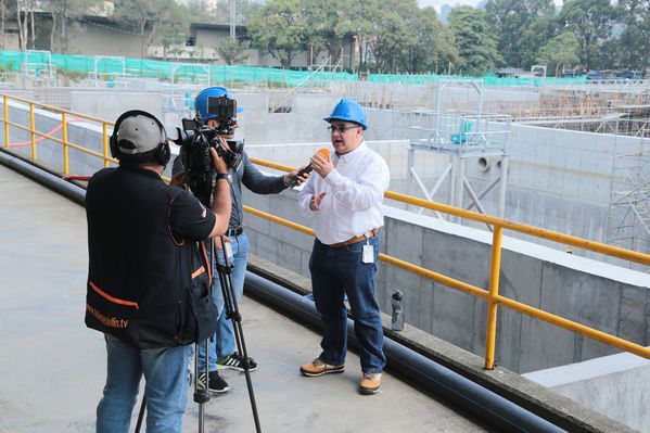 visita recorrido por la planta de tratamiento de aguas residuales San Fernando
visita recorrido por la planta de tratamiento de aguas residuales San Fernando
Marzo 15 2019
Para descargar esta fotografía en alta resolución, haga clic sobre la imagen hasta que la misma se despliegue en la pantalla completa; luego dé clic derecho y elija la opción "guardar imagen como". 
En caso de publicación por cualquier medio, solicitamos acompañarla del crédito: "Foto EPM"
Palabras clave: visita recorrido por la planta de tratamiento de aguas residuales San Fernando