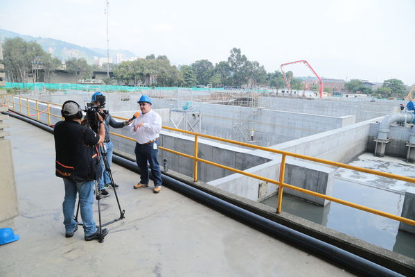 visita recorrido por la planta de tratamiento de aguas residuales San Fernando
visita recorrido por la planta de tratamiento de aguas residuales San Fernando
Marzo 15 2019
Para descargar esta fotografía en alta resolución, haga clic sobre la imagen hasta que la misma se despliegue en la pantalla completa; luego dé clic derecho y elija la opción "guardar imagen como". 
En caso de publicación por cualquier medio, solicitamos acompañarla del crédito: "Foto EPM"
Palabras clave: visita recorrido por la planta de tratamiento de aguas residuales San Fernando