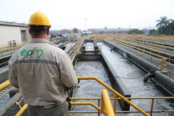 visita recorrido por la planta de tratamiento de aguas residuales San Fernando
visita recorrido por la planta de tratamiento de aguas residuales San Fernando
Marzo 15 2019
Para descargar esta fotografía en alta resolución, haga clic sobre la imagen hasta que la misma se despliegue en la pantalla completa; luego dé clic derecho y elija la opción "guardar imagen como". 
En caso de publicación por cualquier medio, solicitamos acompañarla del crédito: "Foto EPM"
Palabras clave: visita recorrido por la planta de tratamiento de aguas residuales San Fernando