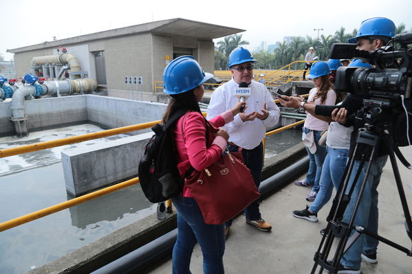 visita recorrido por la planta de tratamiento de aguas residuales San Fernando
visita recorrido por la planta de tratamiento de aguas residuales San Fernando
Marzo 15 2019
Para descargar esta fotografía en alta resolución, haga clic sobre la imagen hasta que la misma se despliegue en la pantalla completa; luego dé clic derecho y elija la opción "guardar imagen como". 
En caso de publicación por cualquier medio, solicitamos acompañarla del crédito: "Foto EPM"
Palabras clave: visita recorrido por la planta de tratamiento de aguas residuales San Fernando