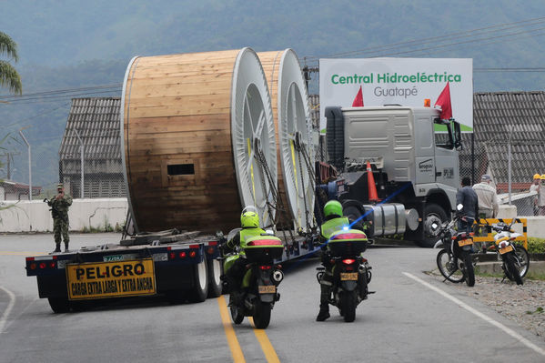 Importación de cables para la Central Guatapé   
Importación de cables para la Central Guatapé    
Fecha: Marzo 17 de 2016
Para descargar esta fotografía en alta resolución, haga clic sobre la imagen hasta que la misma se despliegue en la pantalla completa; luego dé clic derecho y elija la opción "guardar imagen como". 
En caso de publicación por cualquier medio, solicitamos acompañarla del crédito: "Foto EPM"

Palabras clave: Importación cables Central Guatapé