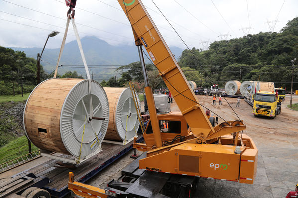 Importación de cables para la Central Guatapé   
Importación de cables para la Central Guatapé    
Fecha: Marzo 17 de 2016
Para descargar esta fotografía en alta resolución, haga clic sobre la imagen hasta que la misma se despliegue en la pantalla completa; luego dé clic derecho y elija la opción "guardar imagen como". 
En caso de publicación por cualquier medio, solicitamos acompañarla del crédito: "Foto EPM"

Palabras clave: Importación cables Central Guatapé