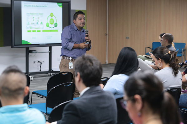 Encuentro ecosistema sostenible de proveedores
Encuentro ecosistema sostenible de proveedores
Fecha: Marzo 3 de 2017
Para descargar esta fotografía en alta resolución, haga clic sobre la imagen hasta que la misma se despliegue en la pantalla completa; luego dé clic derecho y elija la opción "guardar imagen como". 
En caso de publicación por cualquier medio, solicitamos acompañarla del crédito: "Foto EPM"
Palabras clave: Encuentro ecosistema sostenible proveedores