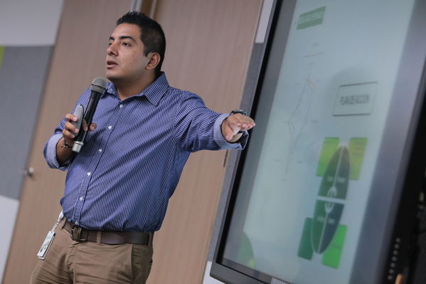 Encuentro ecosistema sostenible de proveedores
Encuentro ecosistema sostenible de proveedores
Fecha: Marzo 3 de 2017
Para descargar esta fotografía en alta resolución, haga clic sobre la imagen hasta que la misma se despliegue en la pantalla completa; luego dé clic derecho y elija la opción "guardar imagen como". 
En caso de publicación por cualquier medio, solicitamos acompañarla del crédito: "Foto EPM"
Palabras clave: Encuentro ecosistema sostenible proveedores