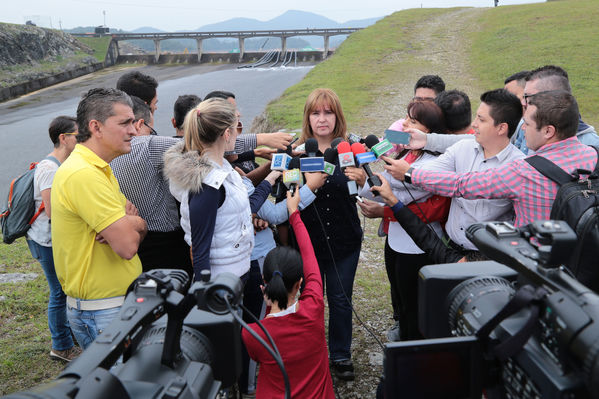 Central Hidroeléctrica Guatapé
Central Hidroeléctrica Guatapé
Fecha: Marzo 31 de 2016
Para descargar esta fotografía en alta resolución, haga clic sobre la imagen hasta que la misma se despliegue en la pantalla completa; luego dé clic derecho y elija la opción "guardar imagen como". 
En caso de publicación por cualquier medio, solicitamos acompañarla del crédito: "Foto EPM"
Palabras clave: Central Hidroeléctrica Guatapé