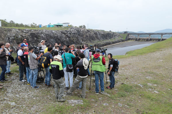 Central Hidroeléctrica Guatapé
Central Hidroeléctrica Guatapé
Fecha: Marzo 31 de 2016
Para descargar esta fotografía en alta resolución, haga clic sobre la imagen hasta que la misma se despliegue en la pantalla completa; luego dé clic derecho y elija la opción "guardar imagen como". 
En caso de publicación por cualquier medio, solicitamos acompañarla del crédito: "Foto EPM"
Palabras clave: Central Hidroeléctrica Guatapé