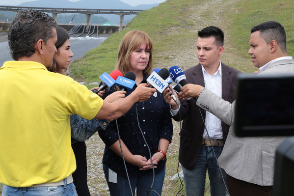 Central Hidroeléctrica Guatapé
Central Hidroeléctrica Guatapé
Fecha: Marzo 31 de 2016
Para descargar esta fotografía en alta resolución, haga clic sobre la imagen hasta que la misma se despliegue en la pantalla completa; luego dé clic derecho y elija la opción "guardar imagen como". 
En caso de publicación por cualquier medio, solicitamos acompañarla del crédito: "Foto EPM"
Palabras clave: Central Hidroeléctrica Guatapé