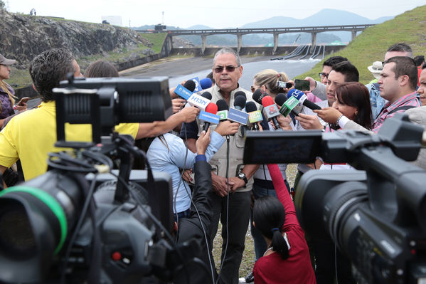 Central Hidroeléctrica Guatapé
Central Hidroeléctrica Guatapé
Fecha: Marzo 31 de 2016
Para descargar esta fotografía en alta resolución, haga clic sobre la imagen hasta que la misma se despliegue en la pantalla completa; luego dé clic derecho y elija la opción "guardar imagen como". 
En caso de publicación por cualquier medio, solicitamos acompañarla del crédito: "Foto EPM"
Palabras clave: Central Hidroeléctrica Guatapé