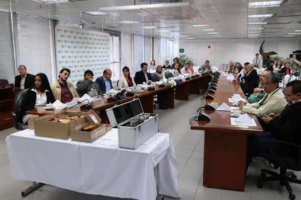 Conversemos sobre antropología  Orobajo  Fortuna Barbacoas
Conversemos sobre antropología en Orobajo, La Fortuna y Barbacoas
Fecha: Marzo 5 de 2018
Para descargar esta fotografía en alta resolución, haga clic sobre la imagen hasta que la misma se despliegue en la pantalla completa; luego dé clic derecho y elija la opción "guardar imagen como". 
En caso de publicación por cualquier medio, solicitamos acompañarla del crédito: "Foto EPM"
Palabras clave: Conversemos sobre antropología  Orobajo  Fortuna Barbacoas