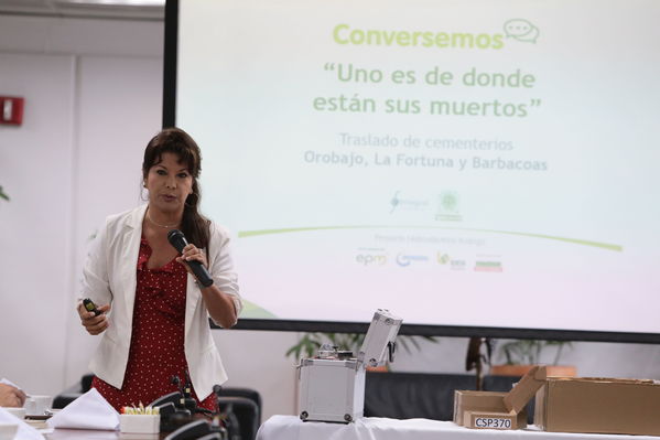 Conversemos sobre antropología  Orobajo  Fortuna Barbacoas
Conversemos sobre antropología en Orobajo, La Fortuna y Barbacoas
Fecha: Marzo 5 de 2018
Para descargar esta fotografía en alta resolución, haga clic sobre la imagen hasta que la misma se despliegue en la pantalla completa; luego dé clic derecho y elija la opción "guardar imagen como". 
En caso de publicación por cualquier medio, solicitamos acompañarla del crédito: "Foto EPM"
Palabras clave: Conversemos sobre antropología  Orobajo  Fortuna Barbacoas