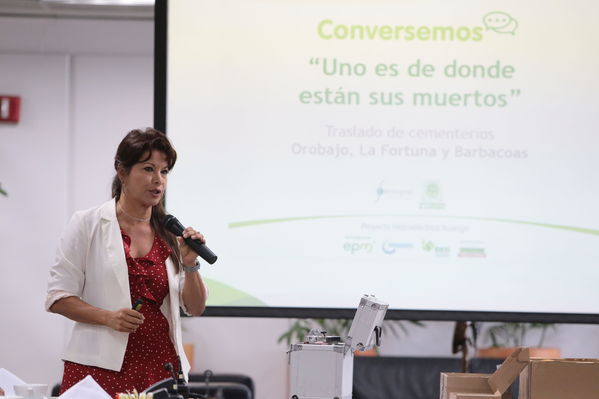 Conversemos sobre antropología  Orobajo  Fortuna Barbacoas
Conversemos sobre antropología en Orobajo, La Fortuna y Barbacoas
Fecha: Marzo 5 de 2018
Para descargar esta fotografía en alta resolución, haga clic sobre la imagen hasta que la misma se despliegue en la pantalla completa; luego dé clic derecho y elija la opción "guardar imagen como". 
En caso de publicación por cualquier medio, solicitamos acompañarla del crédito: "Foto EPM"
Palabras clave: Conversemos sobre antropología  Orobajo  Fortuna Barbacoas