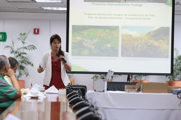 Conversemos sobre antropología  Orobajo  Fortuna Barbacoas
Conversemos sobre antropología en Orobajo, La Fortuna y Barbacoas
Fecha: Marzo 5 de 2018
Para descargar esta fotografía en alta resolución, haga clic sobre la imagen hasta que la misma se despliegue en la pantalla completa; luego dé clic derecho y elija la opción "guardar imagen como". 
En caso de publicación por cualquier medio, solicitamos acompañarla del crédito: "Foto EPM"
Palabras clave: Conversemos sobre antropología  Orobajo  Fortuna Barbacoas