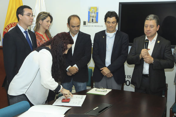 Rueda de prensa firma proyectos de acuerdo UNE-Millicom y Emvarias
Rueda de prensa firma proyectos de acuerdo UNE-Millicom y Emvarias.
Fecha: Marzo 1 de 2013 
Para descargar esta fotografía en alta resolución, haga clic sobre la imagen hasta que la misma se despliegue en la pantalla completa; luego dé clic derecho y elija la opción "guardar imagen como". 
En caso de publicación por cualquier medio, solicitamos acompañarla del crédito: "Cortesía EPM".
Palabras clave: Rueda  prensa firma proyectos  acuerdo UNE Millicom Emvarias