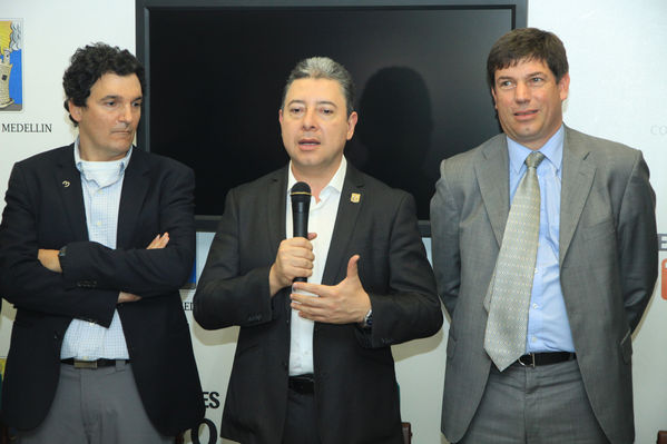 Rueda de prensa firma proyectos de acuerdo UNE-Millicom y Emvarias
Rueda de prensa firma proyectos de acuerdo UNE-Millicom y Emvarias.
Fecha: Marzo 1 de 2013 
Para descargar esta fotografía en alta resolución, haga clic sobre la imagen hasta que la misma se despliegue en la pantalla completa; luego dé clic derecho y elija la opción "guardar imagen como". 
En caso de publicación por cualquier medio, solicitamos acompañarla del crédito: "Cortesía EPM".
Palabras clave: Rueda  prensa firma proyectos  acuerdo UNE Millicom Emvarias