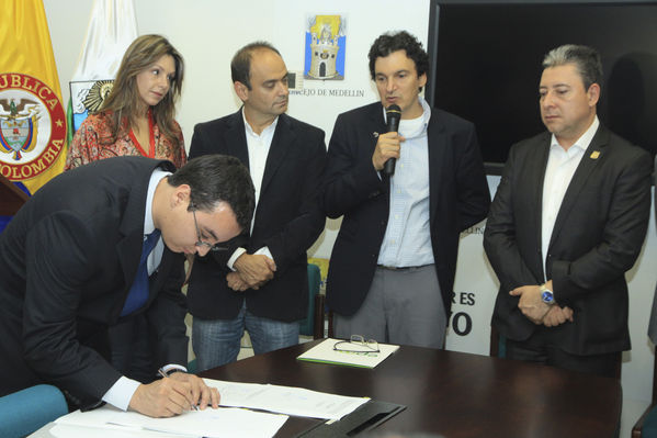 Rueda de prensa firma proyectos de acuerdo UNE-Millicom y Emvarias
Rueda de prensa firma proyectos de acuerdo UNE-Millicom y Emvarias.
Fecha: Marzo 1 de 2013 
Para descargar esta fotografía en alta resolución, haga clic sobre la imagen hasta que la misma se despliegue en la pantalla completa; luego dé clic derecho y elija la opción "guardar imagen como". 
En caso de publicación por cualquier medio, solicitamos acompañarla del crédito: "Cortesía EPM".
Palabras clave: Rueda  prensa firma proyectos  acuerdo UNE Millicom Emvarias