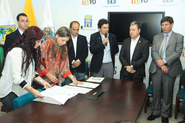 Rueda de prensa firma proyectos de acuerdo UNE-Millicom y Emvarias
Rueda de prensa firma proyectos de acuerdo UNE-Millicom y Emvarias.
Fecha: Marzo 1 de 2013 
Para descargar esta fotografía en alta resolución, haga clic sobre la imagen hasta que la misma se despliegue en la pantalla completa; luego dé clic derecho y elija la opción "guardar imagen como". 
En caso de publicación por cualquier medio, solicitamos acompañarla del crédito: "Cortesía EPM".
Palabras clave: Rueda  prensa firma proyectos  acuerdo UNE Millicom Emvarias