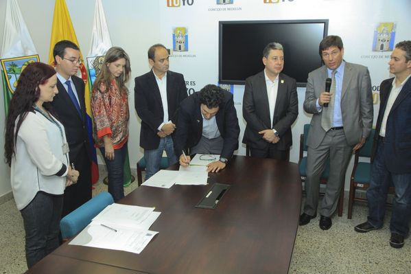 Rueda de prensa firma proyectos de acuerdo UNE-Millicom y Emvarias
Rueda de prensa firma proyectos de acuerdo UNE-Millicom y Emvarias.
Fecha: Marzo 1 de 2013 
Para descargar esta fotografía en alta resolución, haga clic sobre la imagen hasta que la misma se despliegue en la pantalla completa; luego dé clic derecho y elija la opción "guardar imagen como". 
En caso de publicación por cualquier medio, solicitamos acompañarla del crédito: "Cortesía EPM".
Palabras clave: Rueda  prensa firma proyectos  acuerdo UNE Millicom Emvarias