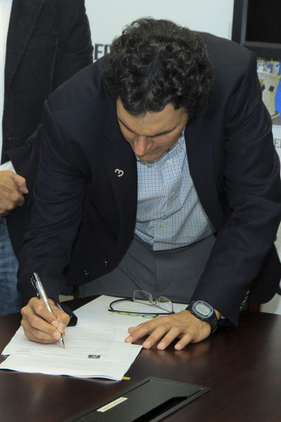Rueda de prensa firma proyectos de acuerdo UNE-Millicom y Emvarias
Rueda de prensa firma proyectos de acuerdo UNE-Millicom y Emvarias.
Fecha: Marzo 1 de 2013 
Para descargar esta fotografía en alta resolución, haga clic sobre la imagen hasta que la misma se despliegue en la pantalla completa; luego dé clic derecho y elija la opción "guardar imagen como". 
En caso de publicación por cualquier medio, solicitamos acompañarla del crédito: "Cortesía EPM".
Palabras clave: Rueda  prensa firma proyectos  acuerdo UNE Millicom Emvarias