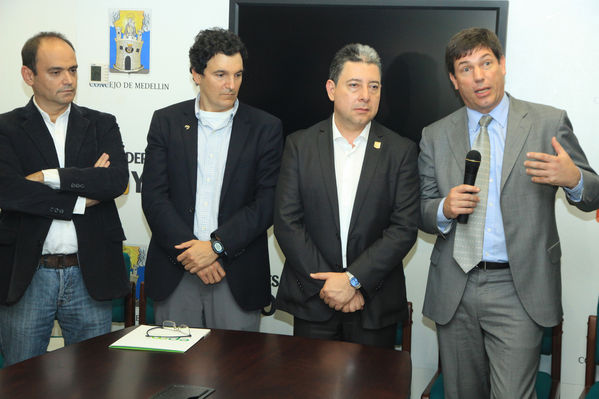 Rueda de prensa firma proyectos de acuerdo UNE-Millicom y Emvarias
Rueda de prensa firma proyectos de acuerdo UNE-Millicom y Emvarias.
Fecha: Marzo 1 de 2013 
Para descargar esta fotografía en alta resolución, haga clic sobre la imagen hasta que la misma se despliegue en la pantalla completa; luego dé clic derecho y elija la opción "guardar imagen como". 
En caso de publicación por cualquier medio, solicitamos acompañarla del crédito: "Cortesía EPM".
Palabras clave: Rueda  prensa firma proyectos  acuerdo UNE Millicom Emvarias
