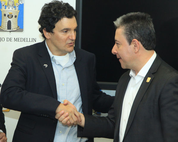 Rueda de prensa firma proyectos de acuerdo UNE-Millicom y Emvarias
Rueda de prensa firma proyectos de acuerdo UNE-Millicom y Emvarias.
Fecha: Marzo 1 de 2013 
Para descargar esta fotografía en alta resolución, haga clic sobre la imagen hasta que la misma se despliegue en la pantalla completa; luego dé clic derecho y elija la opción "guardar imagen como". 
En caso de publicación por cualquier medio, solicitamos acompañarla del crédito: "Cortesía EPM".
Palabras clave: Rueda  prensa firma proyectos  acuerdo UNE Millicom Emvarias
