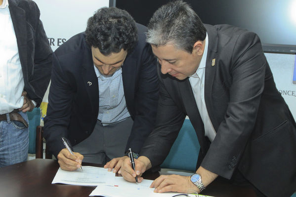 Rueda de prensa firma proyectos de acuerdo UNE-Millicom y Emvarias
Rueda de prensa firma proyectos de acuerdo UNE-Millicom y Emvarias.
Fecha: Marzo 1 de 2013 
Para descargar esta fotografía en alta resolución, haga clic sobre la imagen hasta que la misma se despliegue en la pantalla completa; luego dé clic derecho y elija la opción "guardar imagen como". 
En caso de publicación por cualquier medio, solicitamos acompañarla del crédito: "Cortesía EPM".
Palabras clave: Rueda  prensa firma proyectos  acuerdo UNE Millicom Emvarias