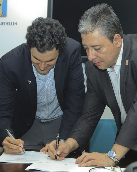 Rueda de prensa firma proyectos de acuerdo UNE-Millicom y Emvarias
Rueda de prensa firma proyectos de acuerdo UNE-Millicom y Emvarias.
Fecha: Marzo 1 de 2013 
Para descargar esta fotografía en alta resolución, haga clic sobre la imagen hasta que la misma se despliegue en la pantalla completa; luego dé clic derecho y elija la opción "guardar imagen como". 
En caso de publicación por cualquier medio, solicitamos acompañarla del crédito: "Cortesía EPM".
Palabras clave: Rueda  prensa firma proyectos  acuerdo UNE Millicom Emvarias