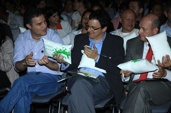 Lanzamiento Comunidad UVA
Lanzamiento Comunidad UVA
Fecha: Marzo 11 de 2014. Lugar: Plaza Mayor. Gran Salón.
Para descargar esta fotografía en alta resolución, haga clic sobre la imagen hasta que la misma se despliegue en la pantalla completa; luego dé clic derecho y elija la opción "guardar imagen como". 
En caso de publicación por cualquier medio, solicitamos acompañarla del crédito: "Foto EPM"
Palabras clave: Lanzamiento Comunidad UVA