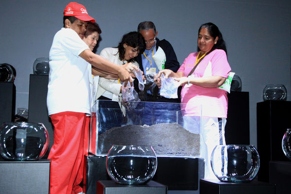 Lanzamiento Comunidad UVA
Lanzamiento Comunidad UVA
Fecha: Marzo 11 de 2014. Lugar: Plaza Mayor. Gran Salón.
Para descargar esta fotografía en alta resolución, haga clic sobre la imagen hasta que la misma se despliegue en la pantalla completa; luego dé clic derecho y elija la opción "guardar imagen como". 
En caso de publicación por cualquier medio, solicitamos acompañarla del crédito: "Foto EPM"
Palabras clave: Lanzamiento Comunidad UVA