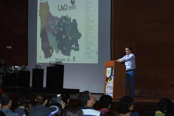 Lanzamiento Comunidad UVA
Lanzamiento Comunidad UVA
Fecha: Marzo 11 de 2014. Lugar: Plaza Mayor. Gran Salón.
Para descargar esta fotografía en alta resolución, haga clic sobre la imagen hasta que la misma se despliegue en la pantalla completa; luego dé clic derecho y elija la opción "guardar imagen como". 
En caso de publicación por cualquier medio, solicitamos acompañarla del crédito: "Foto EPM"
Palabras clave: Lanzamiento Comunidad UVA