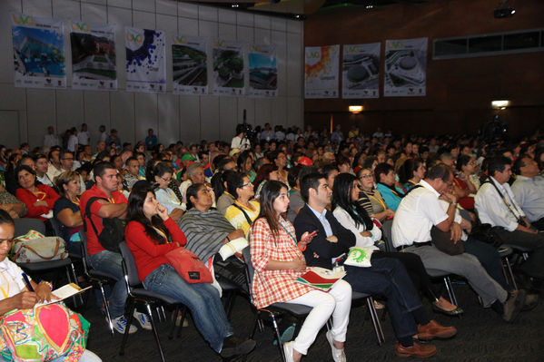 Lanzamiento Comunidad UVA
Lanzamiento Comunidad UVA
Fecha: Marzo 11 de 2014. Lugar: Plaza Mayor. Gran Salón.
Para descargar esta fotografía en alta resolución, haga clic sobre la imagen hasta que la misma se despliegue en la pantalla completa; luego dé clic derecho y elija la opción "guardar imagen como". 
En caso de publicación por cualquier medio, solicitamos acompañarla del crédito: "Foto EPM"
Palabras clave: Lanzamiento Comunidad UVA