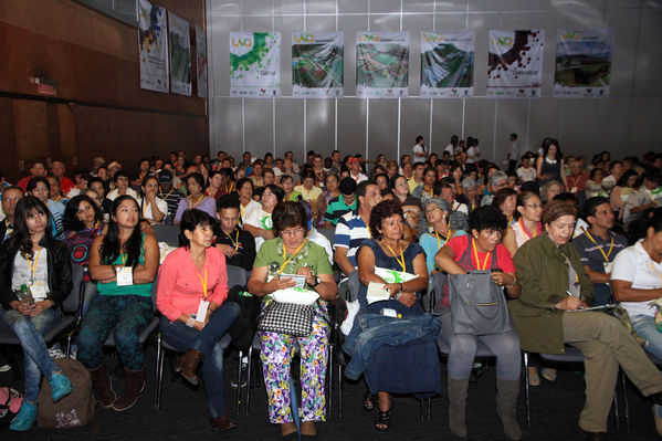 Lanzamiento Comunidad UVA
Lanzamiento Comunidad UVA
Fecha: Marzo 11 de 2014. Lugar: Plaza Mayor. Gran Salón.
Para descargar esta fotografía en alta resolución, haga clic sobre la imagen hasta que la misma se despliegue en la pantalla completa; luego dé clic derecho y elija la opción "guardar imagen como". 
En caso de publicación por cualquier medio, solicitamos acompañarla del crédito: "Foto EPM"
Palabras clave: Lanzamiento Comunidad UVA