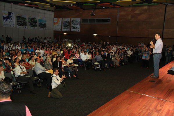 Lanzamiento Comunidad UVA
Lanzamiento Comunidad UVA
Fecha: Marzo 11 de 2014. Lugar: Plaza Mayor. Gran Salón.
Para descargar esta fotografía en alta resolución, haga clic sobre la imagen hasta que la misma se despliegue en la pantalla completa; luego dé clic derecho y elija la opción "guardar imagen como". 
En caso de publicación por cualquier medio, solicitamos acompañarla del crédito: "Foto EPM"
Palabras clave: Lanzamiento Comunidad UVA