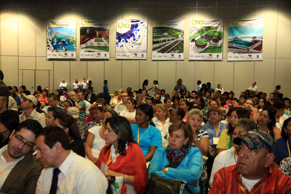 Lanzamiento Comunidad UVA
Lanzamiento Comunidad UVA
Fecha: Marzo 11 de 2014. Lugar: Plaza Mayor. Gran Salón.
Para descargar esta fotografía en alta resolución, haga clic sobre la imagen hasta que la misma se despliegue en la pantalla completa; luego dé clic derecho y elija la opción "guardar imagen como". 
En caso de publicación por cualquier medio, solicitamos acompañarla del crédito: "Foto EPM"
Palabras clave: Lanzamiento Comunidad UVA