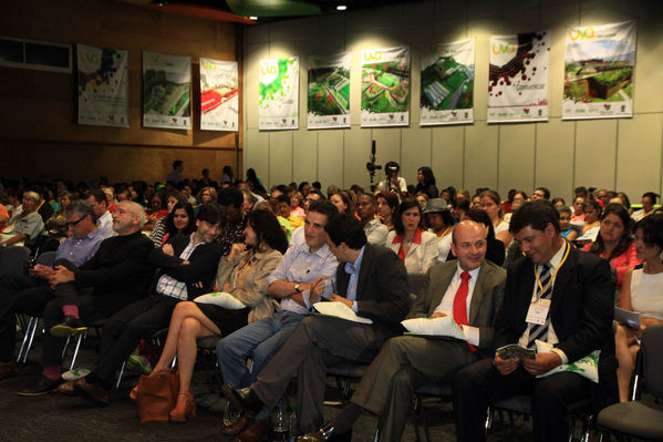 Lanzamiento Comunidad UVA
Lanzamiento Comunidad UVA
Fecha: Marzo 11 de 2014. Lugar: Plaza Mayor. Gran Salón.
Para descargar esta fotografía en alta resolución, haga clic sobre la imagen hasta que la misma se despliegue en la pantalla completa; luego dé clic derecho y elija la opción "guardar imagen como". 
En caso de publicación por cualquier medio, solicitamos acompañarla del crédito: "Foto EPM"
Palabras clave: Lanzamiento Comunidad UVA