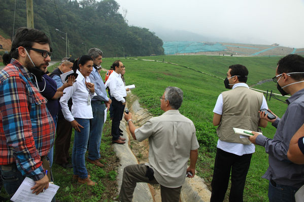 Visita relleno sanitario La Pradera
Visita relleno sanitario La Pradera
Fecha: Marzo 18 de 2014. 
Para descargar esta fotografía en alta resolución, haga clic sobre la imagen hasta que la misma se despliegue en la pantalla completa; luego dé clic derecho y elija la opción "guardar imagen como". 
En caso de publicación por cualquier medio, solicitamos acompañarla del crédito: "Foto EPM"

Palabras clave: Visita relleno sanitario La Pradera