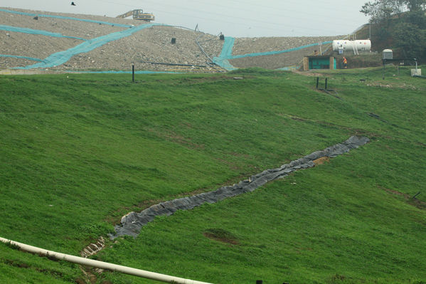 Visita relleno sanitario La Pradera
Visita relleno sanitario La Pradera
Fecha: Marzo 18 de 2014. 
Para descargar esta fotografía en alta resolución, haga clic sobre la imagen hasta que la misma se despliegue en la pantalla completa; luego dé clic derecho y elija la opción "guardar imagen como". 
En caso de publicación por cualquier medio, solicitamos acompañarla del crédito: "Foto EPM"

Palabras clave: Visita relleno sanitario La Pradera