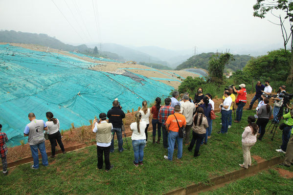 Visita relleno sanitario La Pradera
Visita relleno sanitario La Pradera
Fecha: Marzo 18 de 2014. 
Para descargar esta fotografía en alta resolución, haga clic sobre la imagen hasta que la misma se despliegue en la pantalla completa; luego dé clic derecho y elija la opción "guardar imagen como". 
En caso de publicación por cualquier medio, solicitamos acompañarla del crédito: "Foto EPM"

Palabras clave: Visita relleno sanitario La Pradera