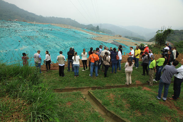Visita relleno sanitario La Pradera
Visita relleno sanitario La Pradera
Fecha: Marzo 18 de 2014. 
Para descargar esta fotografía en alta resolución, haga clic sobre la imagen hasta que la misma se despliegue en la pantalla completa; luego dé clic derecho y elija la opción "guardar imagen como". 
En caso de publicación por cualquier medio, solicitamos acompañarla del crédito: "Foto EPM"

Palabras clave: Visita relleno sanitario La Pradera
