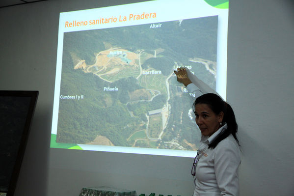 Visita relleno sanitario La Pradera
Visita relleno sanitario La Pradera
Fecha: Marzo 18 de 2014. 
Para descargar esta fotografía en alta resolución, haga clic sobre la imagen hasta que la misma se despliegue en la pantalla completa; luego dé clic derecho y elija la opción "guardar imagen como". 
En caso de publicación por cualquier medio, solicitamos acompañarla del crédito: "Foto EPM"

Palabras clave: Visita relleno sanitario La Pradera