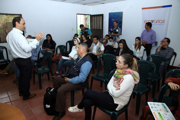 Visita relleno sanitario La Pradera
Visita relleno sanitario La Pradera
Fecha: Marzo 18 de 2014. 
Para descargar esta fotografía en alta resolución, haga clic sobre la imagen hasta que la misma se despliegue en la pantalla completa; luego dé clic derecho y elija la opción "guardar imagen como". 
En caso de publicación por cualquier medio, solicitamos acompañarla del crédito: "Foto EPM"

Palabras clave: Visita relleno sanitario La Pradera
