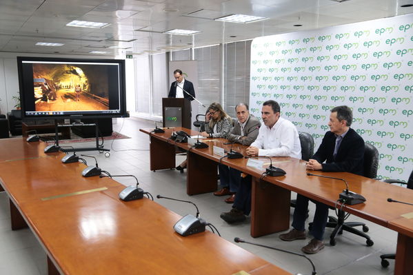 Rueda Prensa atención Contingencia Hidroituango
Fecha: 10 Mayo 2018.
Rueda Prensa atención Contingencia Hidroituango. 
Para descargar esta fotografía en alta resolución, haga clic sobre la imagen hasta que la misma se despliegue en la pantalla completa; luego dé clic derecho y elija la opción "guardar imagen como". 
En caso de publicación por cualquier medio, solicitamos acompañarla del crédito: "Foto EPM"
Palabras clave: Rueda Prensa atención Contingencia Hidroituango