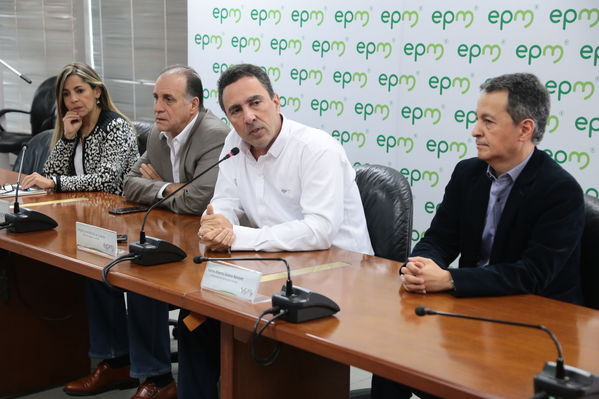 Rueda Prensa atención Contingencia Hidroituango
Fecha: 10 Mayo 2018.
Rueda Prensa atención Contingencia Hidroituango. 
Para descargar esta fotografía en alta resolución, haga clic sobre la imagen hasta que la misma se despliegue en la pantalla completa; luego dé clic derecho y elija la opción "guardar imagen como". 
En caso de publicación por cualquier medio, solicitamos acompañarla del crédito: "Foto EPM"
Palabras clave: Rueda Prensa atención Contingencia Hidroituango