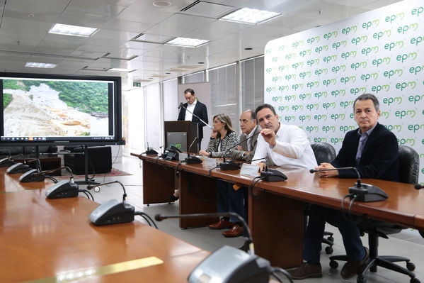 Rueda Prensa atención Contingencia Hidroituango
Fecha: 10 Mayo 2018.
Rueda Prensa atención Contingencia Hidroituango. 
Para descargar esta fotografía en alta resolución, haga clic sobre la imagen hasta que la misma se despliegue en la pantalla completa; luego dé clic derecho y elija la opción "guardar imagen como". 
En caso de publicación por cualquier medio, solicitamos acompañarla del crédito: "Foto EPM"
Palabras clave: Rueda Prensa atención Contingencia Hidroituango